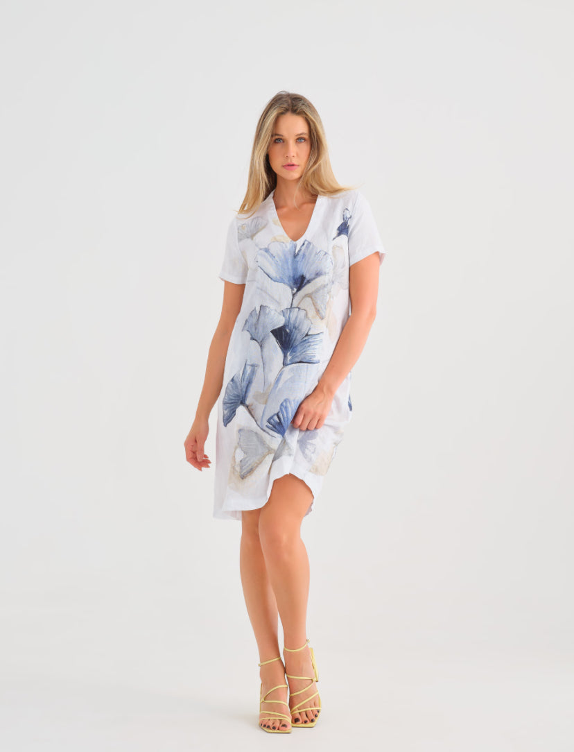 Hannahs Of Erin- Erin Ontario-Dolcezza Indigo Melody | Linen V-Neck Dress | Style #25793
100% linen fabric for breathability and comfort
Knee-length dress with V-neckline and short sleeves for a flattering fit
Blue floral print on the front and back of the dress, designed by Majella LeBlanc (Québec, Canada)
Pockets for added practicality
Easy fit with a lightweight, breathable feel

