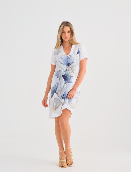 Hannahs Of Erin- Erin Ontario-Dolcezza Indigo Melody | Linen V-Neck Dress | Style #25793
100% linen fabric for breathability and comfort
Knee-length dress with V-neckline and short sleeves for a flattering fit
Blue floral print on the front and back of the dress, designed by Majella LeBlanc (Québec, Canada)
Pockets for added practicality
Easy fit with a lightweight, breathable feel
