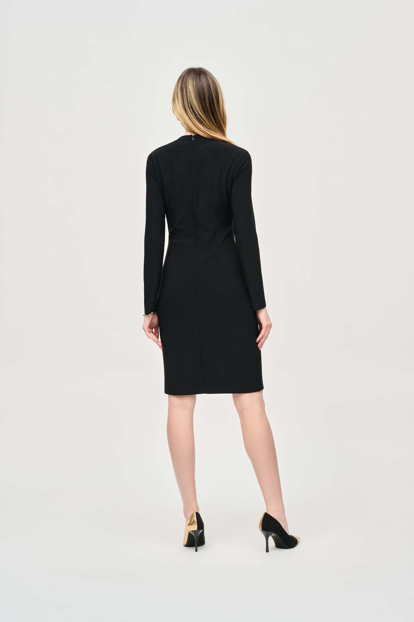 Hannahs Of Erin- Erin Ontario- Joseph Ribkoff- 243274. Black Dress, Knee length.
Clean lines, straight sleeves, tailored pencil skirt
Leatherette accents for modern elegance
Functional zipper and chain belt detail
Mini-length, crafted from 96% polyester, 4% spandex
Ideal for professional and formal occasions