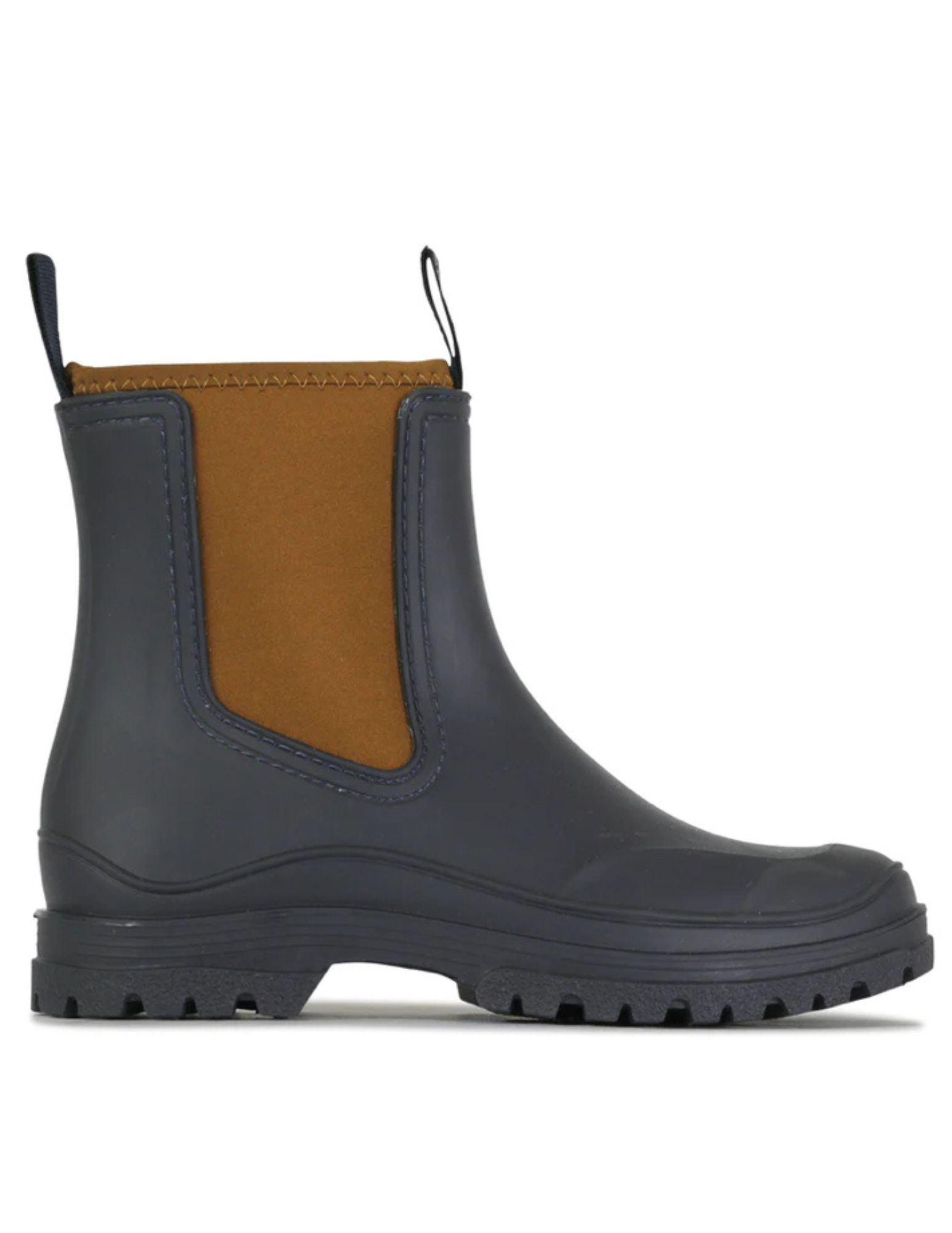 Hannahs Of Erin-Erin Ontario-Los Cabos-AMELIA RAINBOOT-indigo
AMELIA Rain Boot in vibrant colors, featuring a cozy neoprene lining and double pull-tabs for easy slip-on. Designed with a practical 30mm heel, blending style and comfort to keep you dry while enhancing your rainy day outfit.