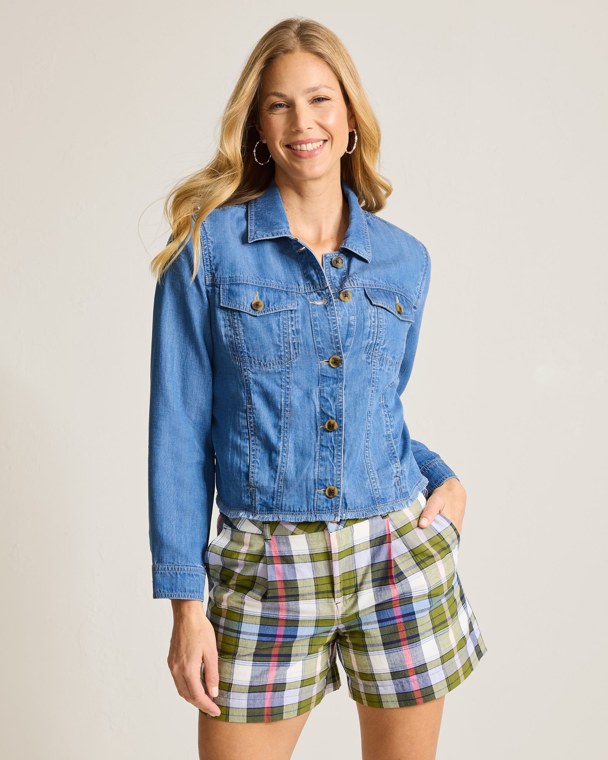 Hannahs Of Erin- Erin Ontario-Tommy Bahama-CHAMBRAY O LEI JACKET-SW520811
medium indigo wash
Lightweight linen-blend denim jacket, 91% TENCEL™ Lyocell, 9% linen, raw hem, chest pockets, button front, shirt style collar, versatile warm-weather layer, soft and breathable, casual and polished styling.