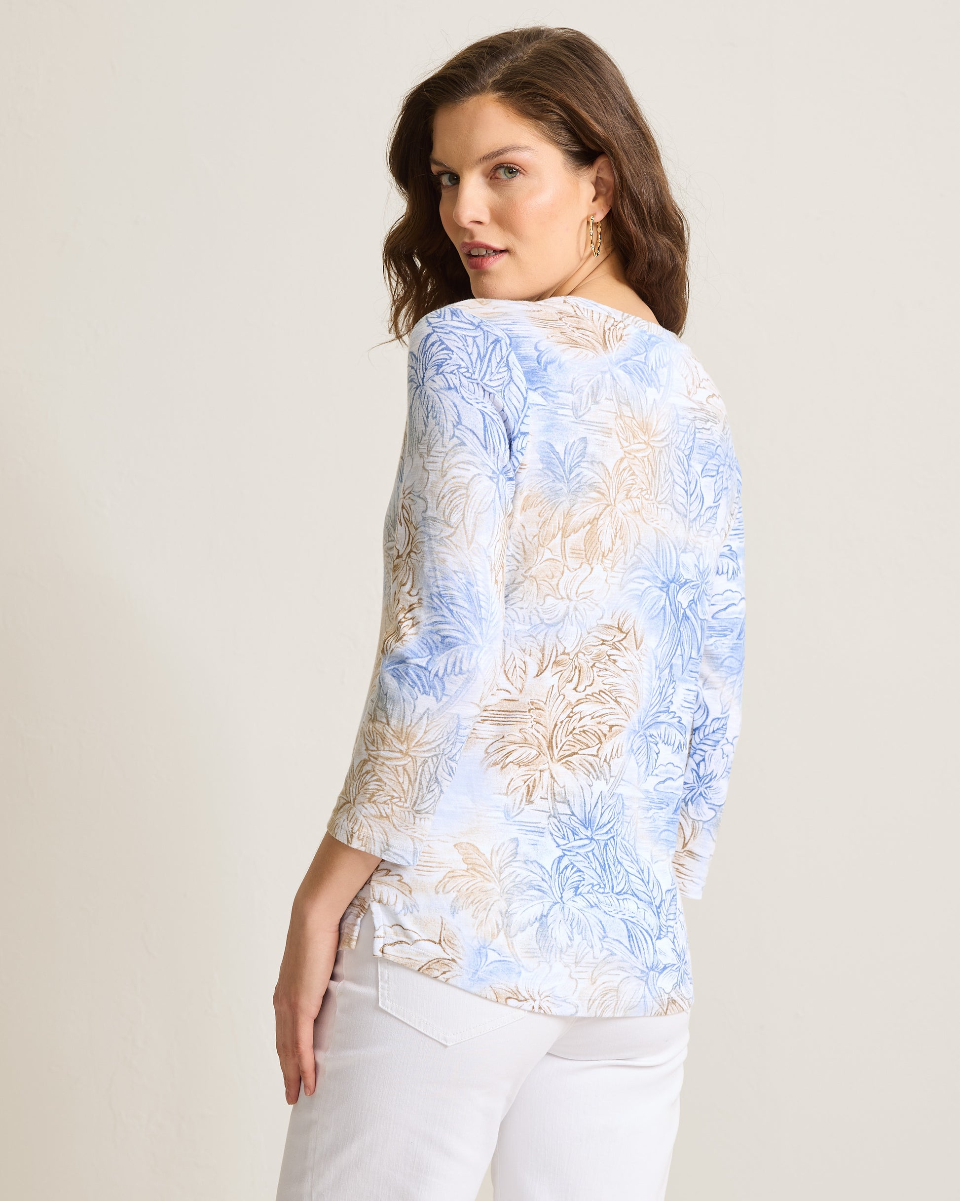 Hannahs_Of_Erin-_Erin_Ontario-_Tommy_Bahama-ASHBY_ISLES_DOLCE_BAY_TEE-SW222129_033

Hibiscus print T-shirt, beige and coastal blue, 100% cotton, 3/4 sleeves, scoop neck, relaxed fit, 25" back length, casual and beach-ready style.