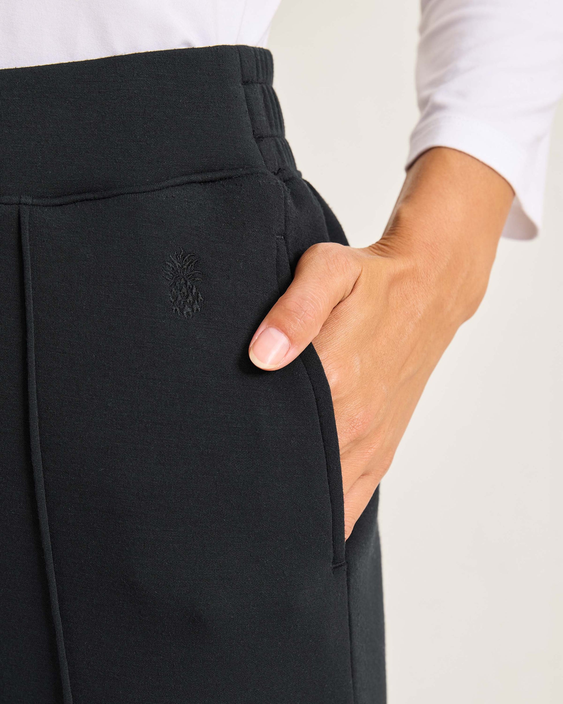 Hannahs Of Erin- Erin Ontario -Tommy Bahama Palm Voyage Black Pintuck Pants- SW121077-colour Black, pockets and 4-way stretch, featuring a lightweight, breathable fabric, central seam detail, half-elastic waistband, and 27" inseam for a flattering and comfortable fit.
