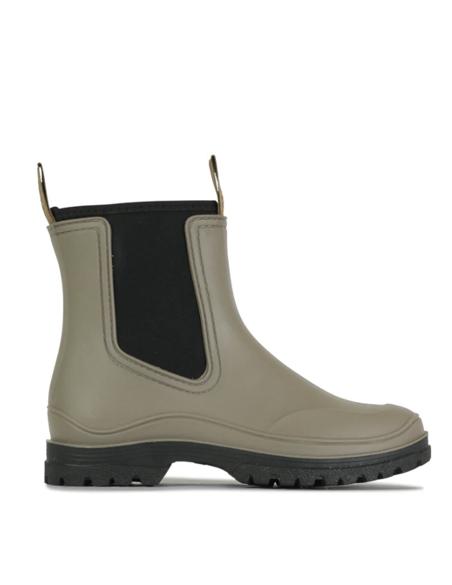 Hannahs Of Erin-Erin Ontario-Los Cabos-AMELIA RAINBOOT-Khaki
AMELIA Rain Boot in vibrant colors, featuring a cozy neoprene lining and double pull-tabs for easy slip-on. Designed with a practical 30mm heel, blending style and comfort to keep you dry while enhancing your rainy day outfit.
