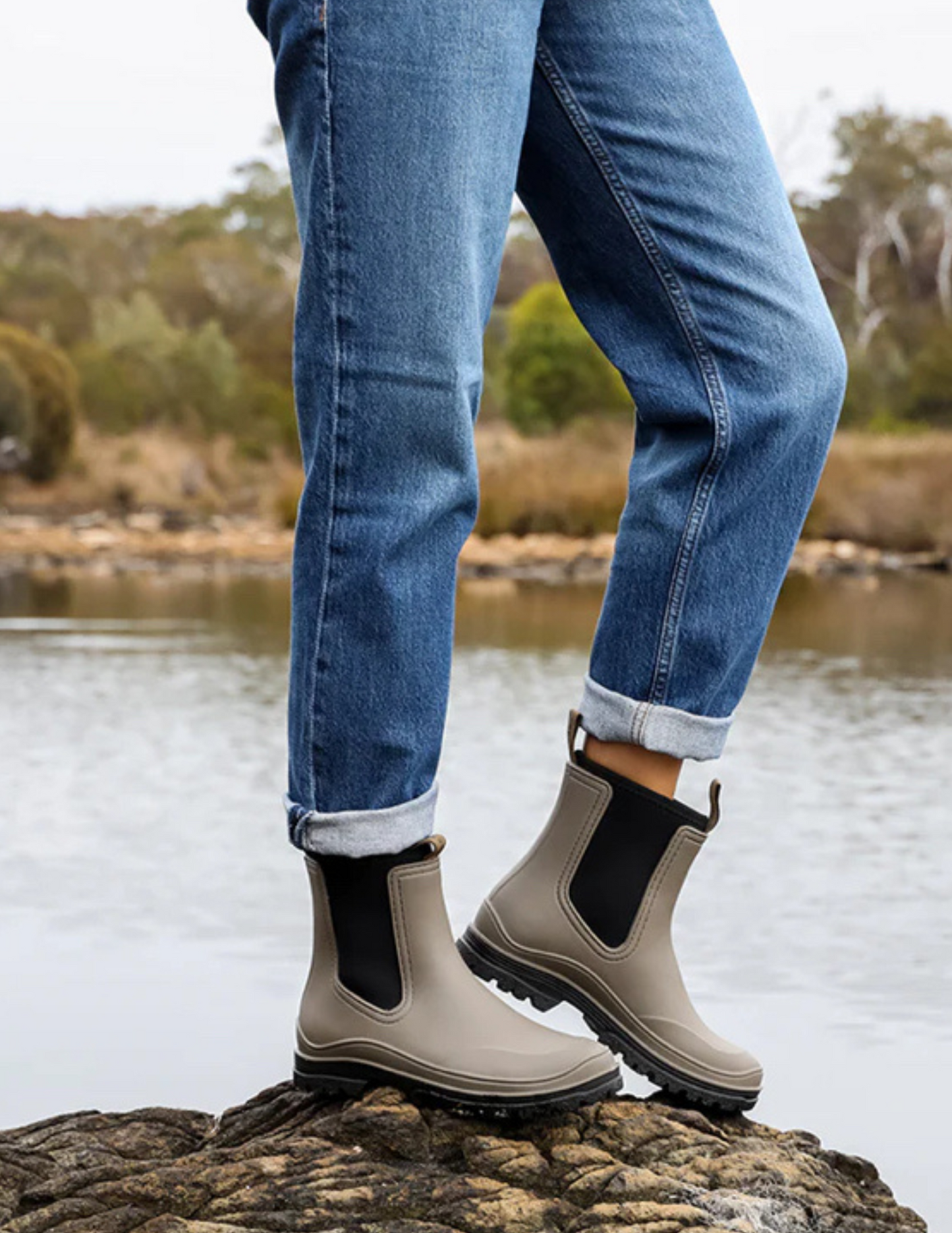 Hannahs Of Erin-Erin Ontario-Los Cabos-AMELIA RAINBOOT-Khaki
AMELIA Rain Boot in vibrant colors, featuring a cozy neoprene lining and double pull-tabs for easy slip-on. Designed with a practical 30mm heel, blending style and comfort to keep you dry while enhancing your rainy day outfit.