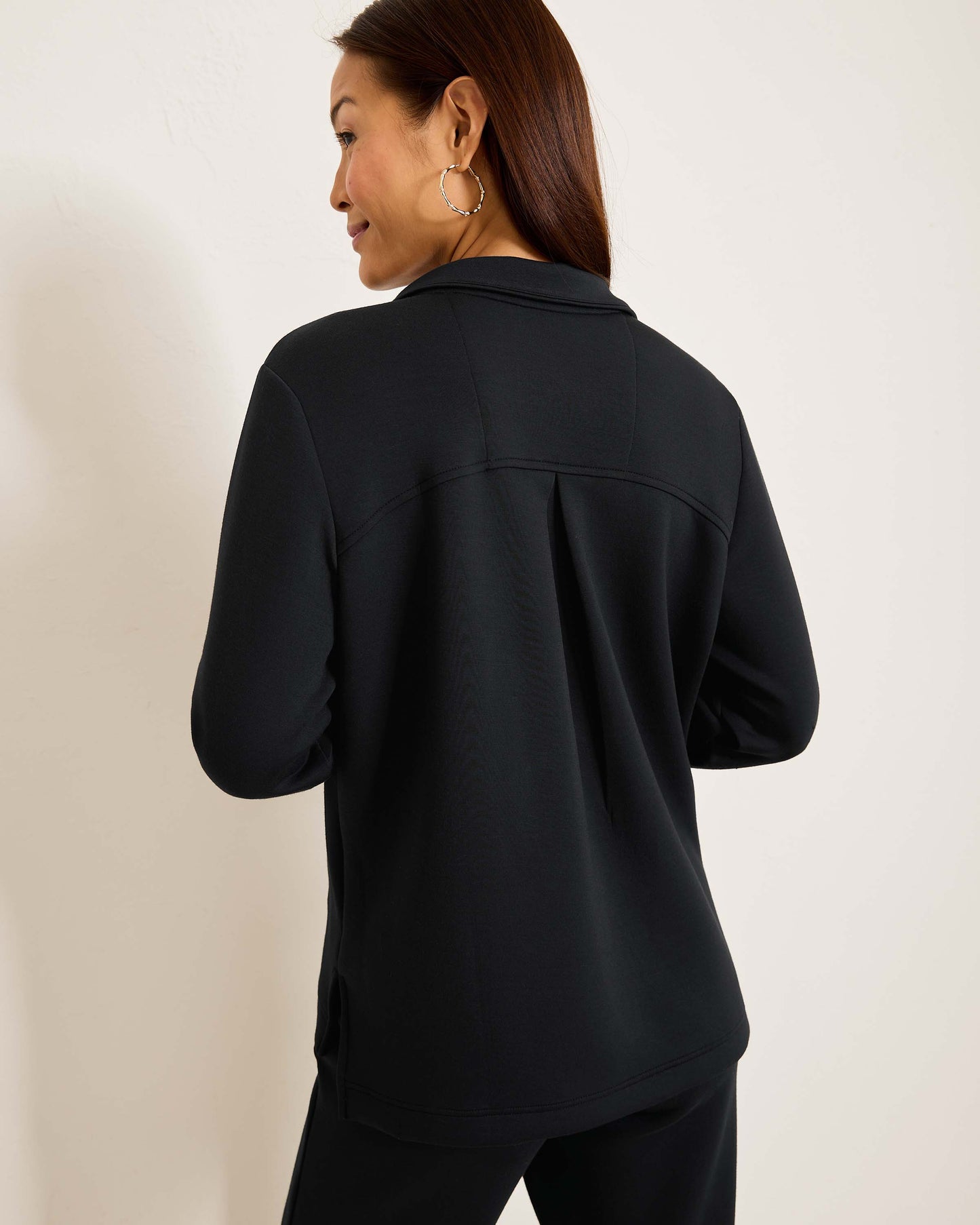 Hannahs Of Erin - Erin Ontario-Tommy Bahama Palm Voyage Sweatshirt- Style#SW221982 colour Black. Featuring a relaxed popover collar, made from ultra-lightweight spacer fabric with 4-way stretch for a smooth, comfortable feel. Ideal for travel, it pairs perfectly with the matching Palm Voyage Pintuck Pants for a chic look from plane to patio. Made with 51% recycled polyester, 44% TENCEL™ Modal, and 5% spandex, combining style and comfort seamlessly.