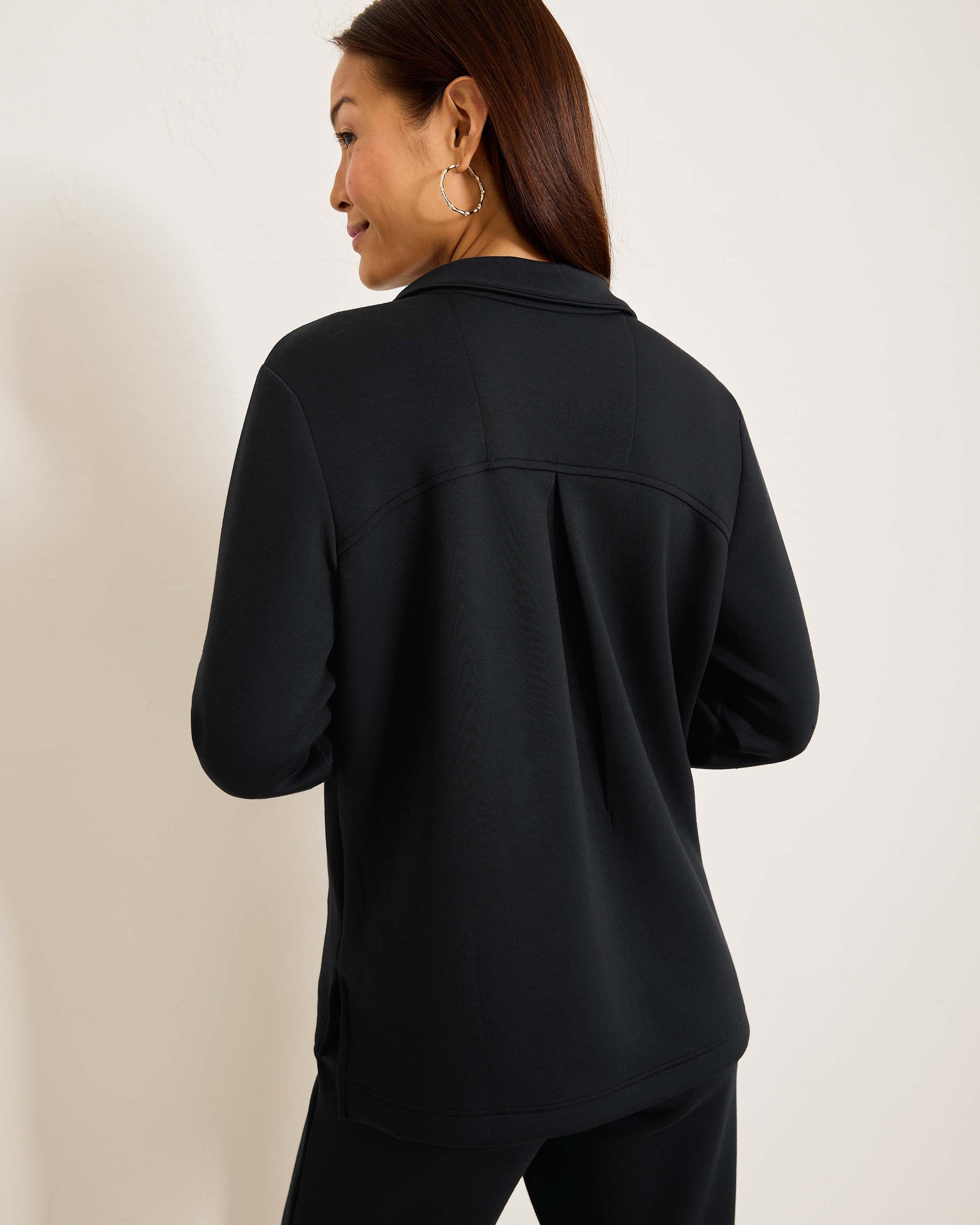 Hannahs Of Erin - Erin Ontario-Tommy Bahama Palm Voyage Sweatshirt- Style#SW221982 colour Black. Featuring a relaxed popover collar, made from ultra-lightweight spacer fabric with 4-way stretch for a smooth, comfortable feel. Ideal for travel, it pairs perfectly with the matching Palm Voyage Pintuck Pants for a chic look from plane to patio. Made with 51% recycled polyester, 44% TENCEL™ Modal, and 5% spandex, combining style and comfort seamlessly.