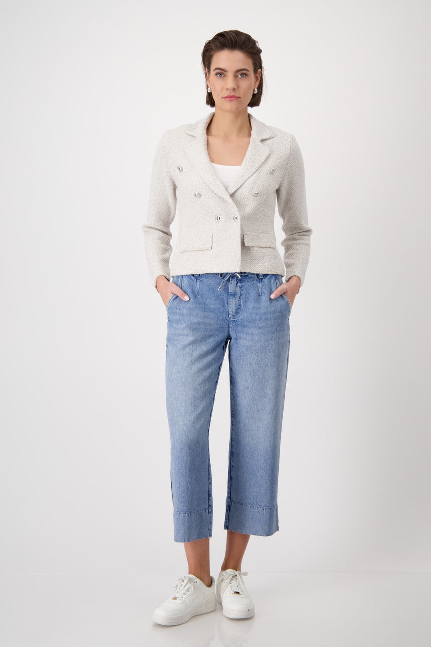 Hannahs Of Erin - Erin Ontario- Monari- Soft White -Elegant tweed knitted blazer-409479 in viscose blend with shimmering lurex, featuring lapel collar, long sleeves, button placket, faux flap pockets, and elongated front hem. Slightly fitted silhouette with decorative buttons and woven texture.

