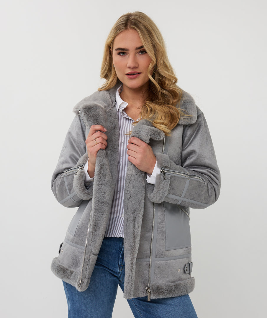 Hannahs Of Erin | Erin Ontario |Esqualo | Sherpa Jacket
Soft faux sherpa in light grey
Full zip closure
Zip detail at cuffs for a modern touch
Functional pockets
Chic and timeless design