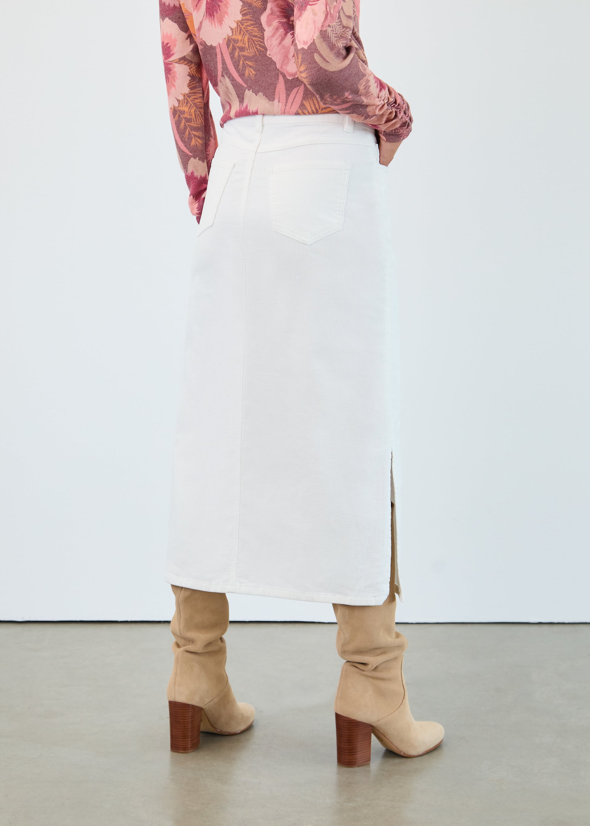 Hannahs Of Erin| Erin Ontario|FDJ Column Midi Skirt | colour cream. A tailored column silhouette, midi length, and structured fabric. Features a classic fly front fastening, functional side pockets, and a discreet side slit at the hem for ease of movement. Designed for versatile wear, from elegant office outfits to chic evening looks.