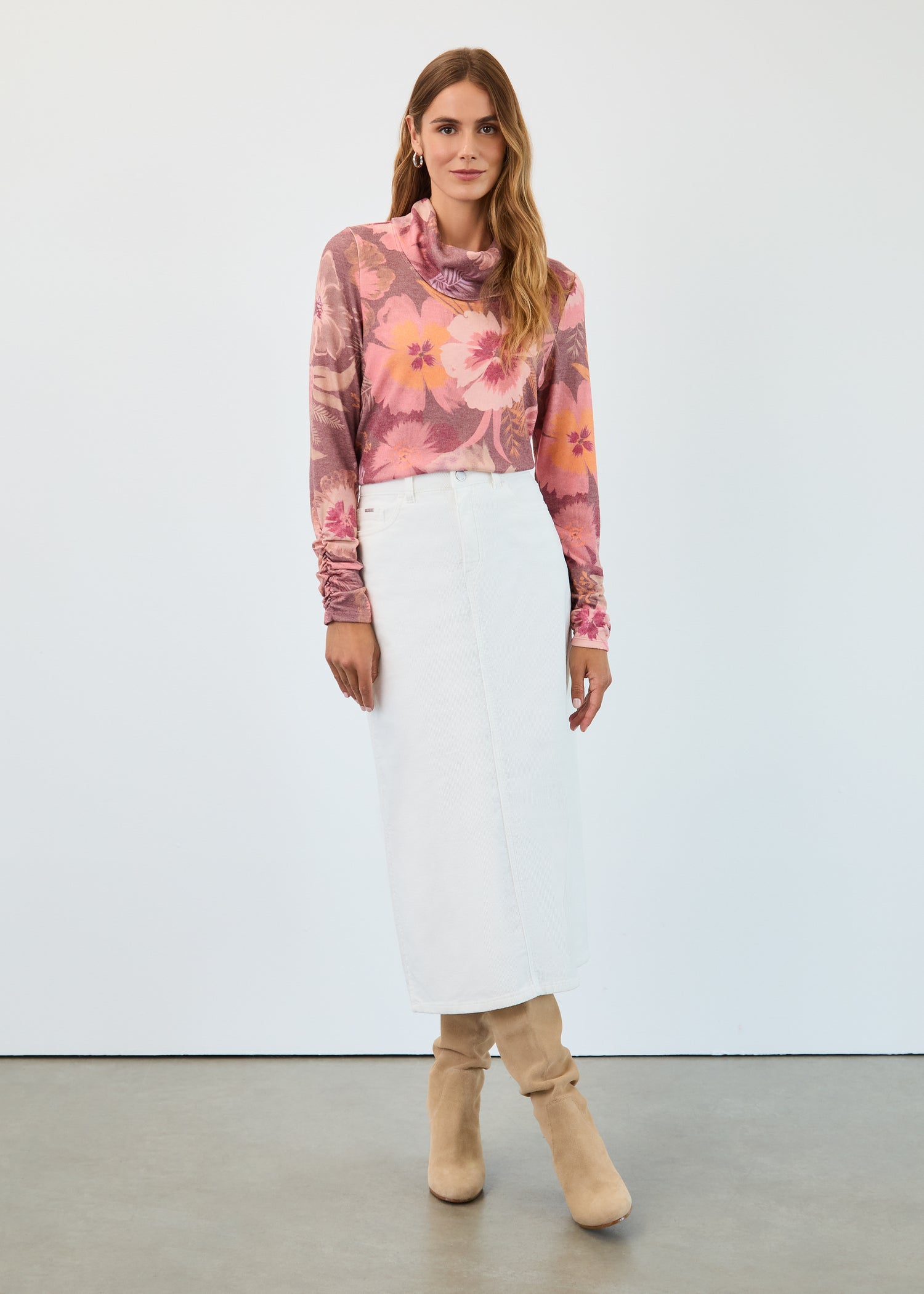 Hannahs Of Erin| Erin Ontario|FDJ Column Midi Skirt | colour cream. A tailored column silhouette, midi length, and structured fabric. Features a classic fly front fastening, functional side pockets, and a discreet side slit at the hem for ease of movement. Designed for versatile wear, from elegant office outfits to chic evening looks.