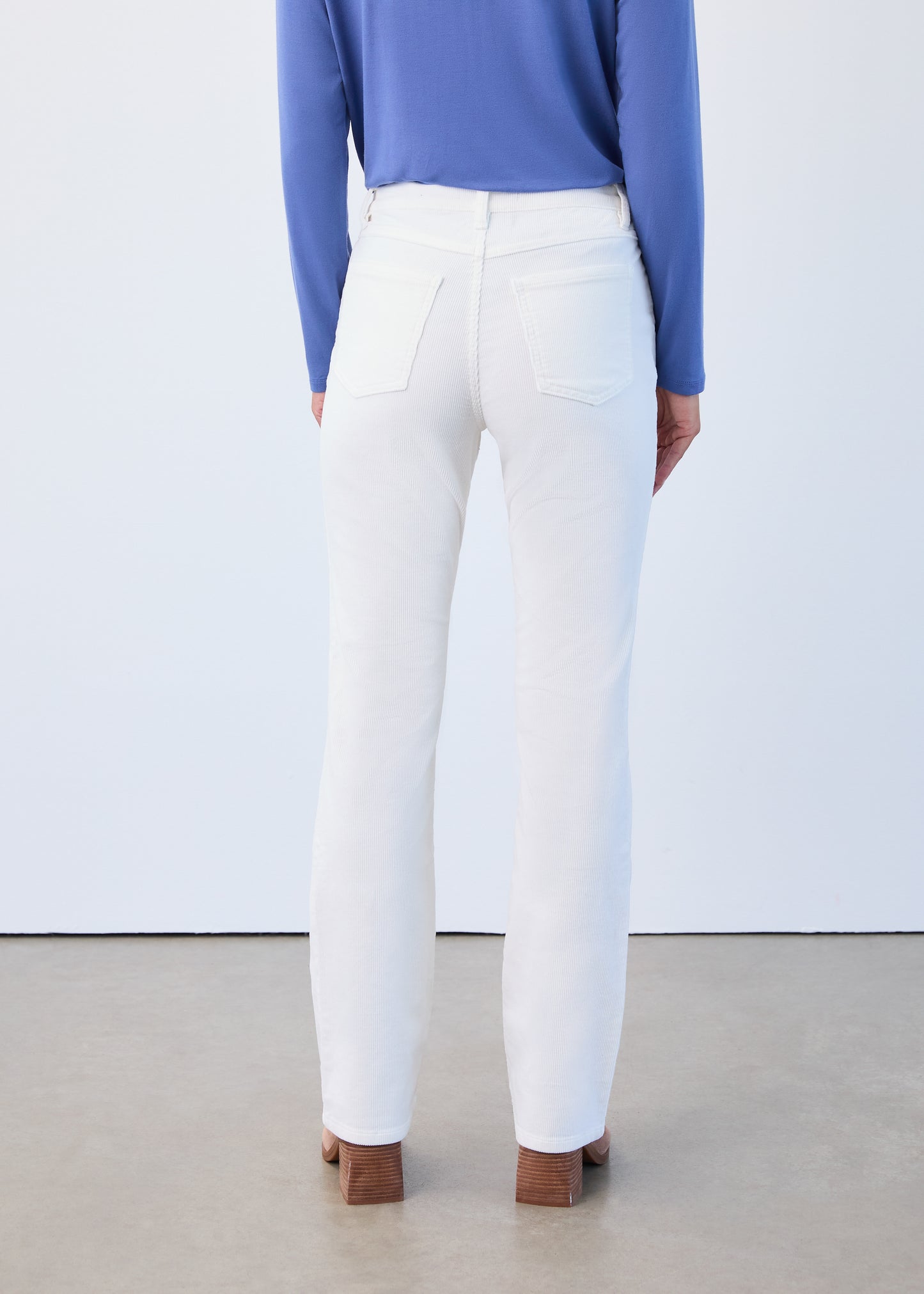 Hannahs Of Erin| Erin Ontario|FDJ | Olivia Bootleg Jean – Cream.
FDJ Olivia Bootleg Jean in cream, full-length bootcut silhouette with mid-rise fit, fly front fastening, and five-pocket styling. Crafted in stretch denim for comfort and shape retention. Styled with a crisp blouse and blazer for chic businesswear or knit sweater and boots for country-inspired casual.
