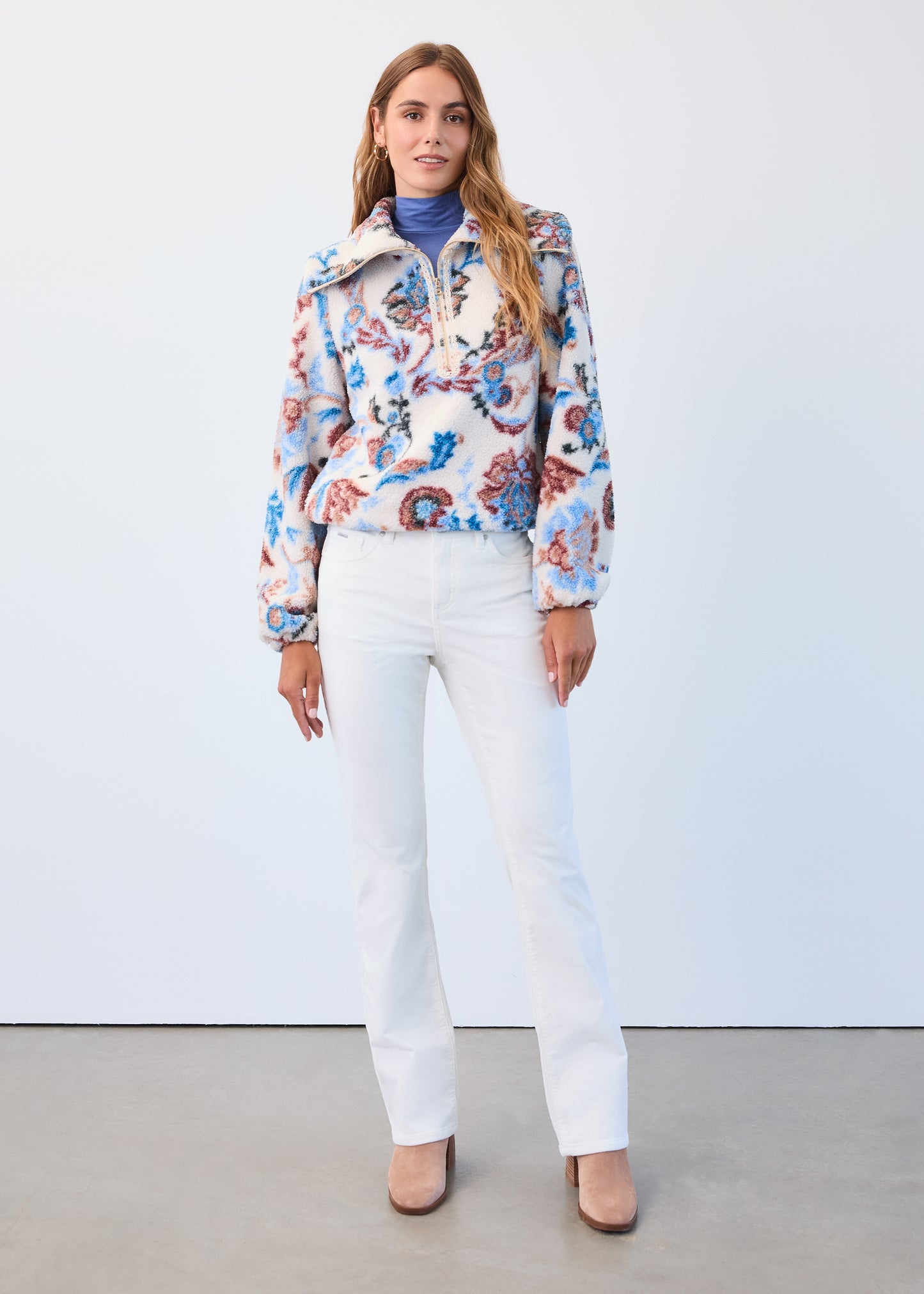 Hannahs Of Erin| Erin Ontario|FDJ | Olivia Bootleg Jean – Cream.
FDJ Olivia Bootleg Jean in cream, full-length bootcut silhouette with mid-rise fit, fly front fastening, and five-pocket styling. Crafted in stretch denim for comfort and shape retention. Styled with a crisp blouse and blazer for chic businesswear or knit sweater and boots for country-inspired casual.