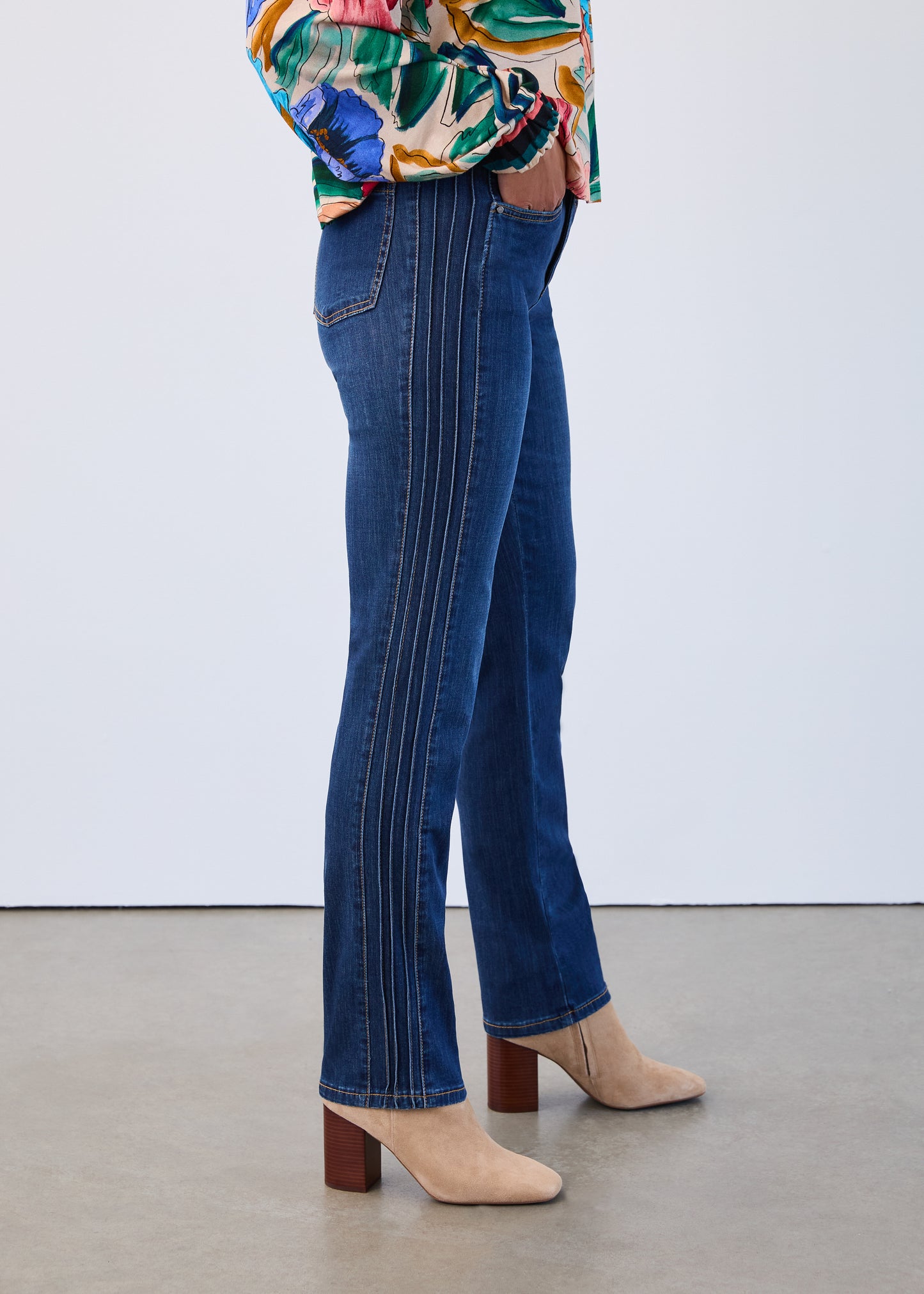 Hannahs Of Erin | Erin Ontario | FDJ | Olivia Mid-Rise Straight Leg Jeans.FDJ Olivia mid-rise women’s jeans in dark wash denim featuring a classic fly front fastening, five-pocket styling, subtle vertical seam detailing for elongation, and a smoothing, shaping fit. Petite sizing available. Styled with a tucked-in blouse and ankle boots.dark wash with contrasting stitch