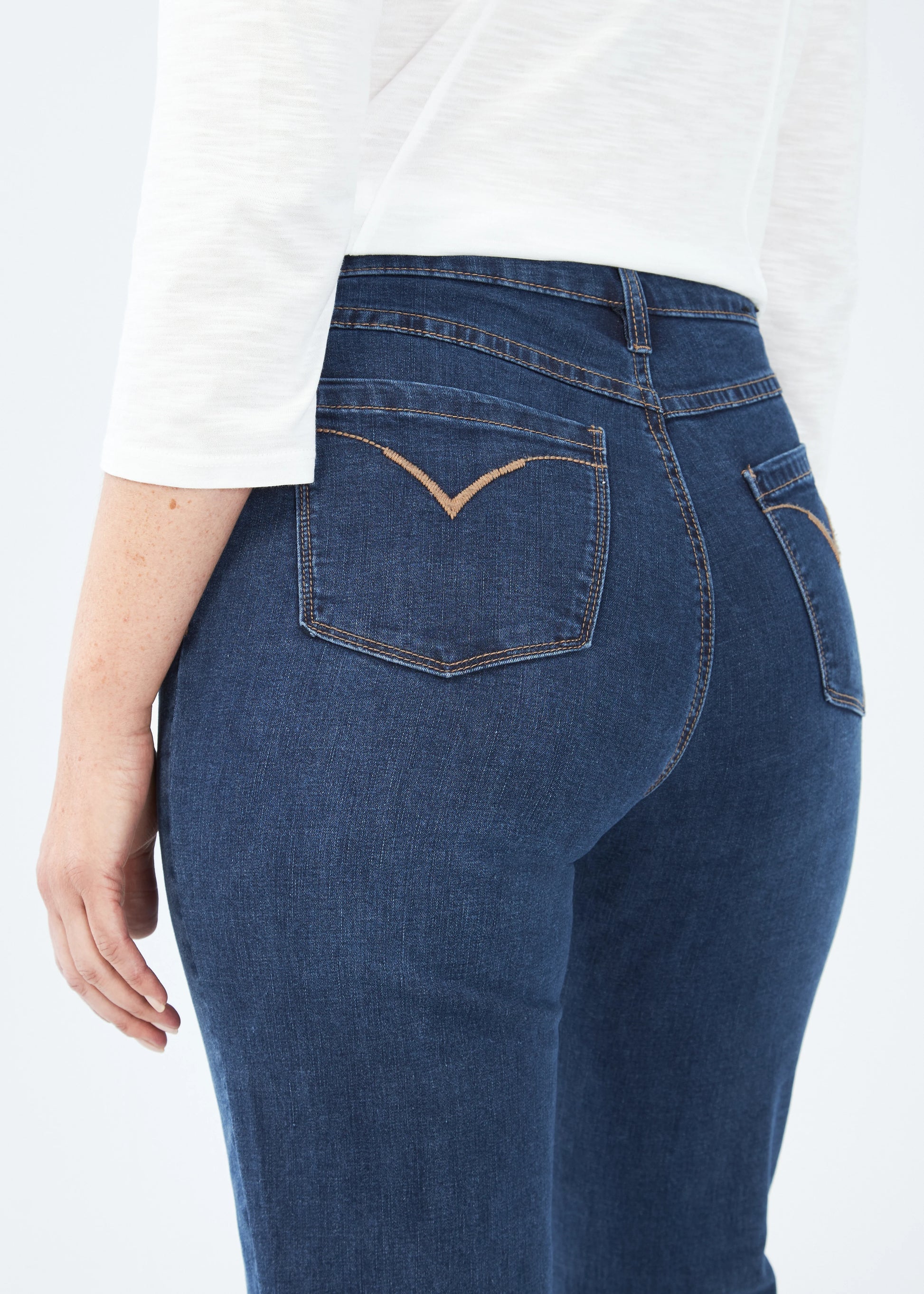 Hannahs Of Erin| Erin Ontario |FDJ| Olivia Straight Leg Jeans colour "delight" a med denim wash. French Dressing Jeans Olivia Straight Leg women’s jeans in ultra-comfy Supreme Denim with fly front, five-pocket styling, back pocket stitching, mid-rise 9.5" rise, 32" inseam, and straight leg silhouette.