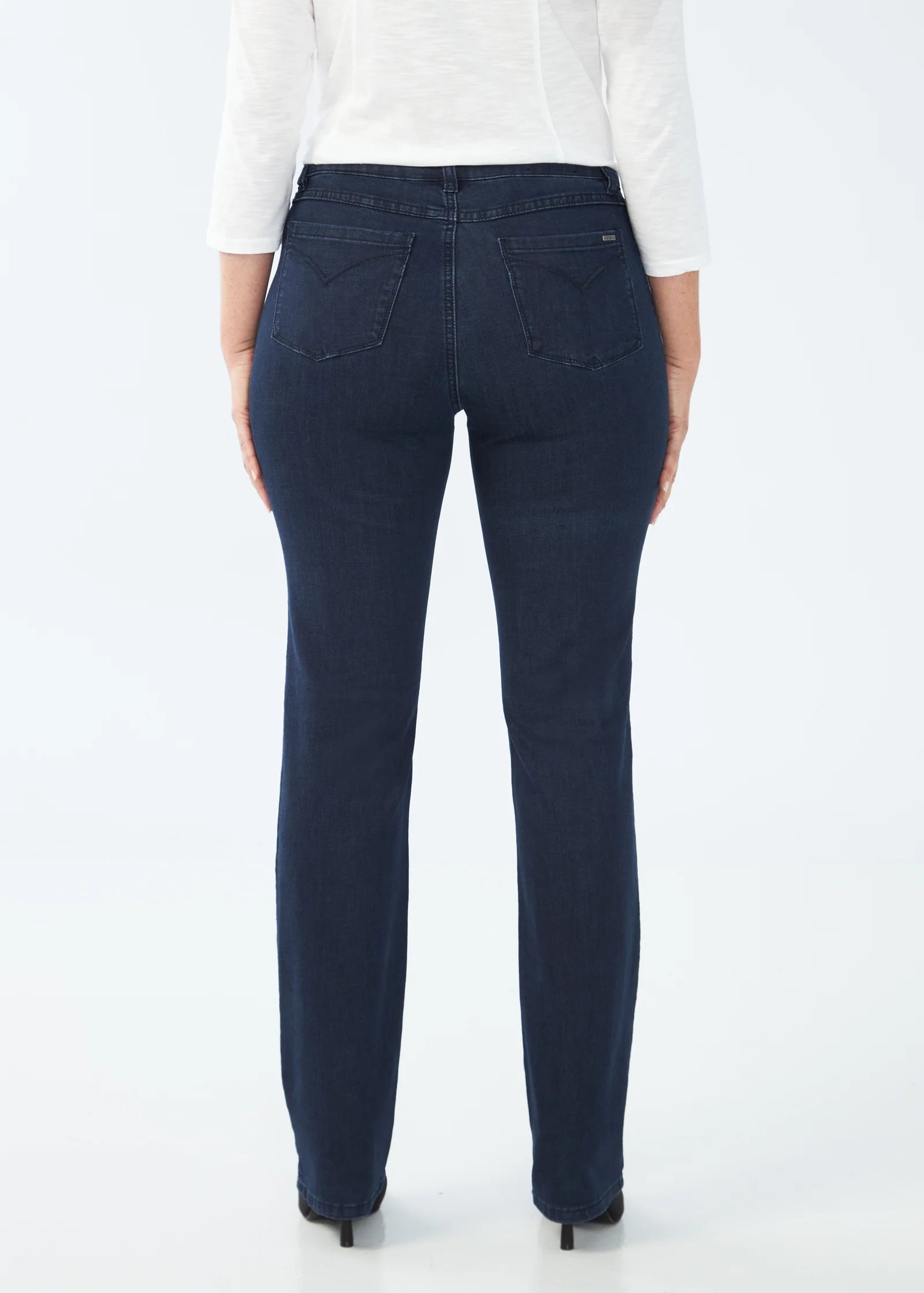Hannahs Of Erin| Erin Ontario |FDJ| Olivia Straight Leg Jeans colour "Pleasant" Dark indigo wash. French Dressing Jeans Olivia Straight Leg women’s jeans in ultra-comfy Supreme Denim with fly front, five-pocket styling, back pocket stitching, mid-rise 9.5" rise, 32" inseam, and straight leg silhouette.