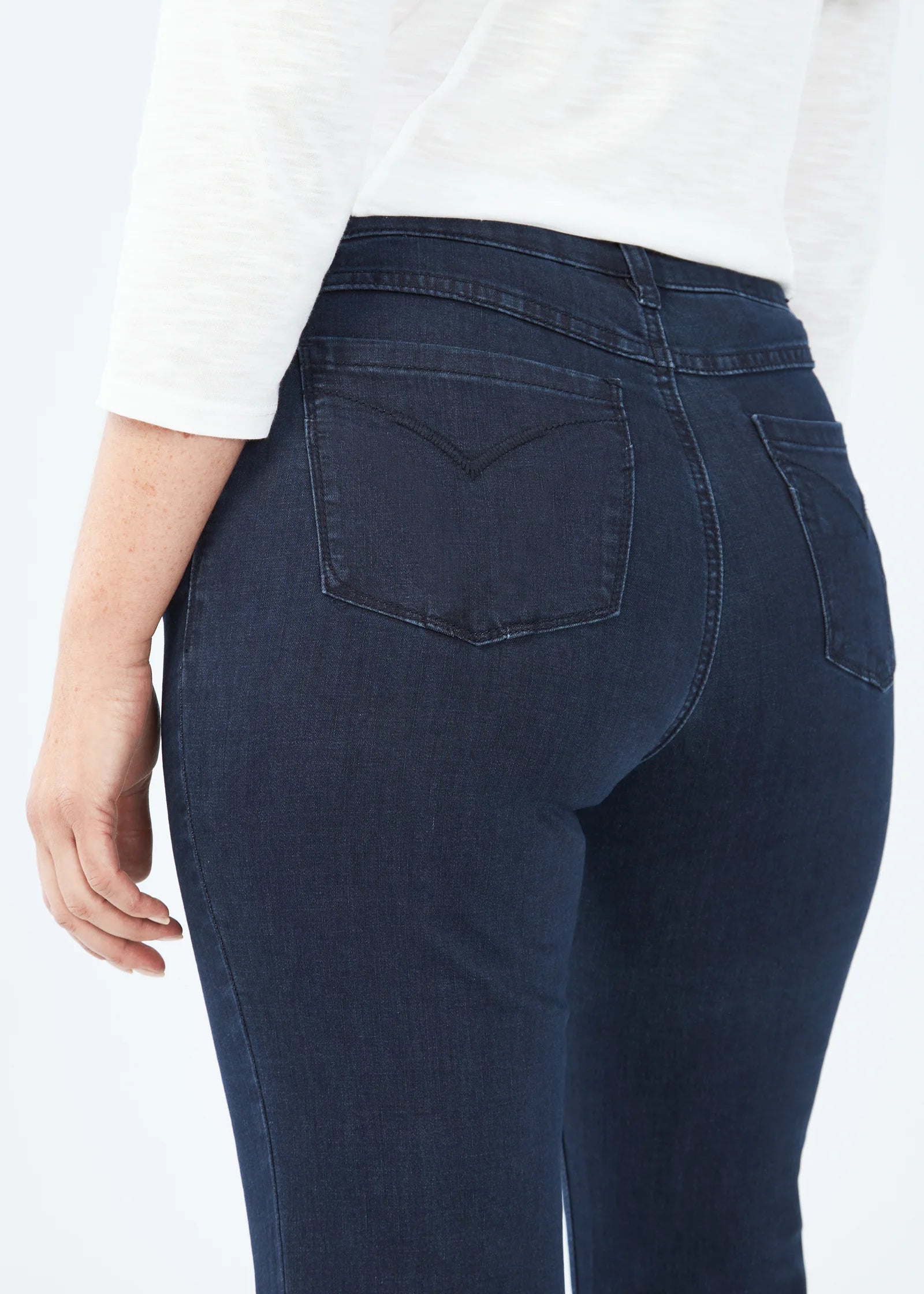 Hannahs Of Erin| Erin Ontario |FDJ| Olivia Straight Leg Jeans colour "Pleasant" Dark indigo wash. French Dressing Jeans Olivia Straight Leg women’s jeans in ultra-comfy Supreme Denim with fly front, five-pocket styling, back pocket stitching, mid-rise 9.5" rise, 32" inseam, and straight leg silhouette.