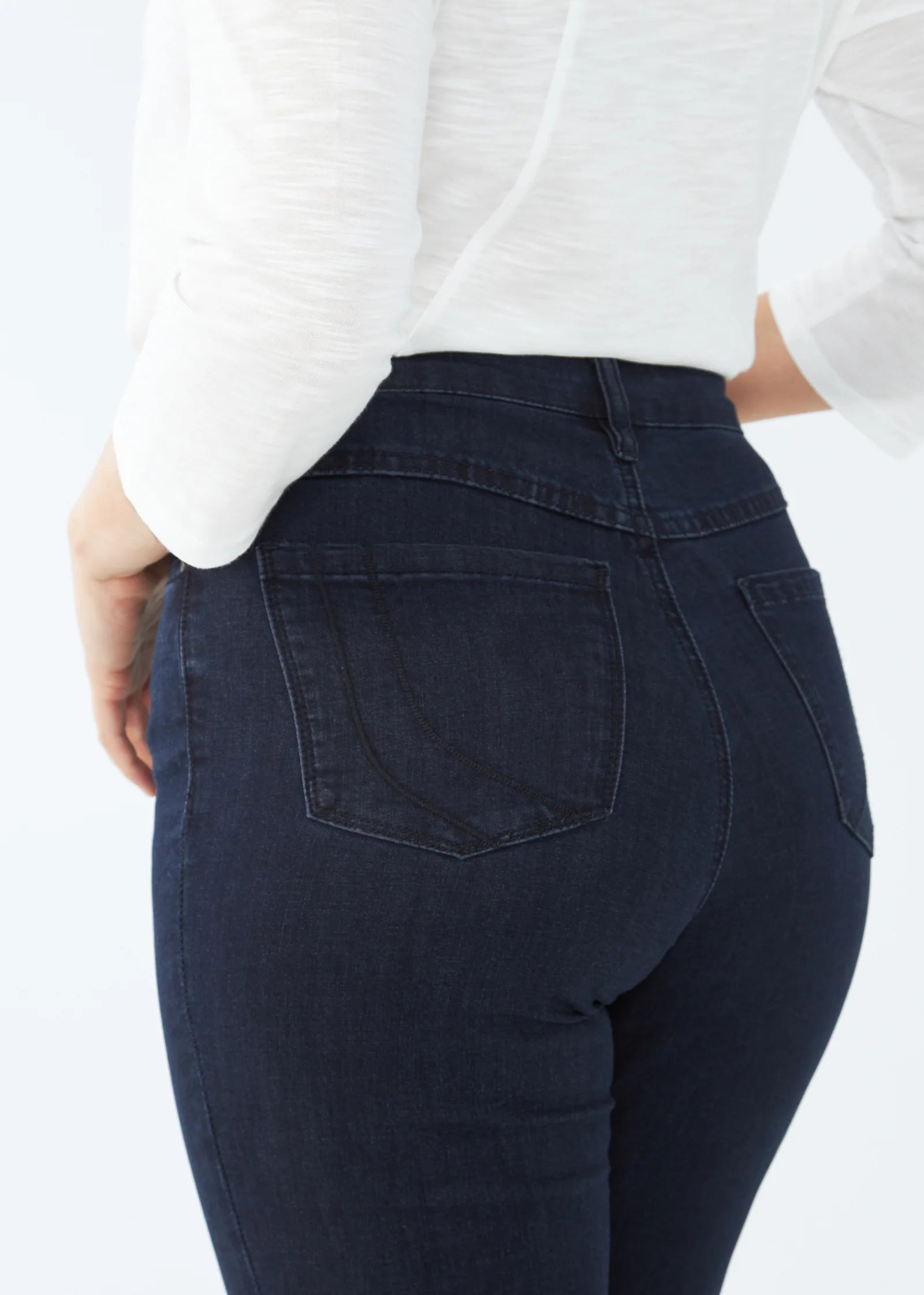 Hannahs Of Erin | Erin Ontario|FDJ|Peggy Straight Leg

Peggy's curve-flattering style will have you looking and feeling sleekchicand polished all day long thanks to its ultra-comfortable Supreme Denim design. Available in petite

colour pleasant (dark indigo)

32″ inseam

High-rise

Peggy

Straight leg

Rise: 10.75"
