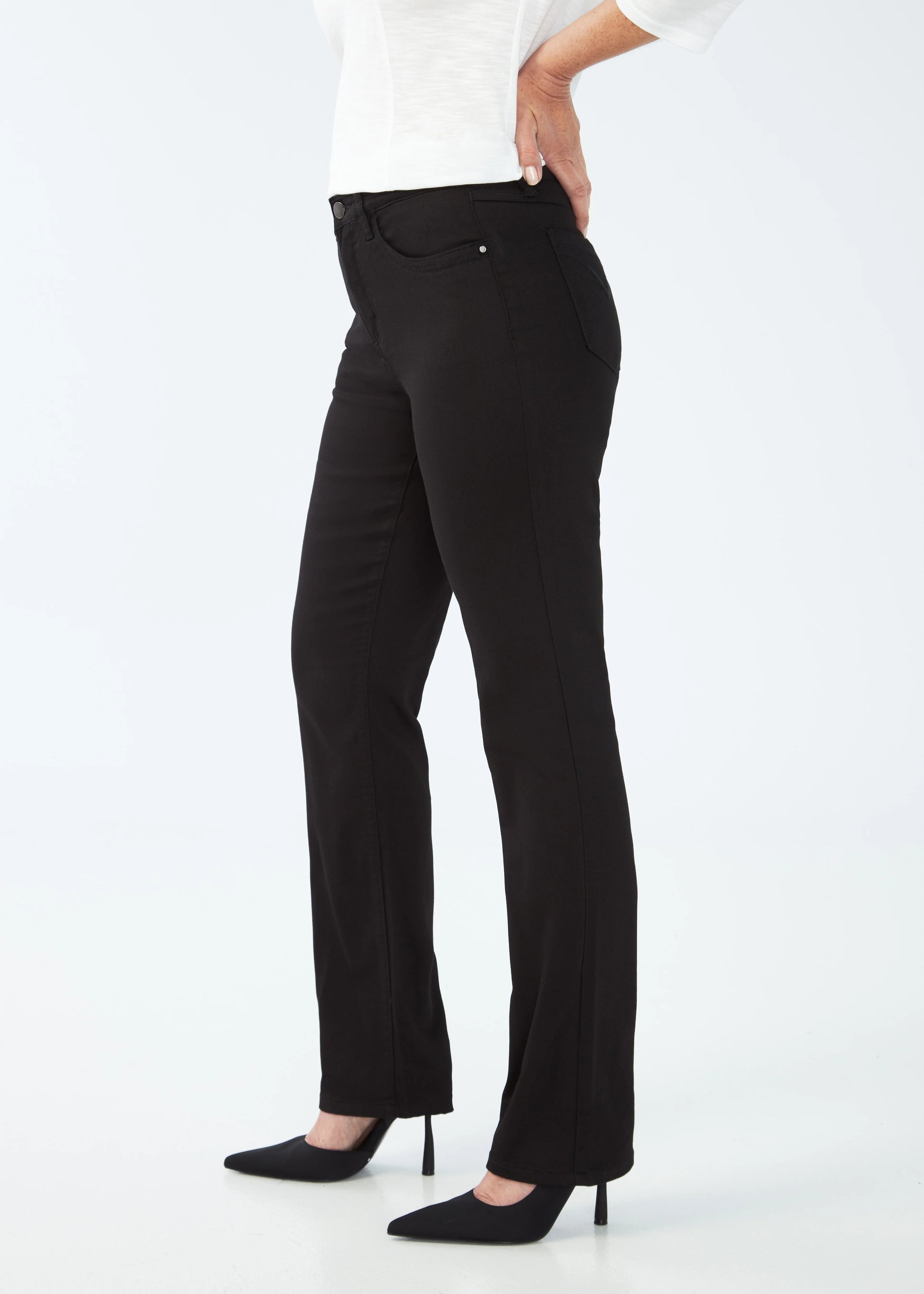 Hannahs Of Erin | Erin Ontario| FDJ | Petite Olivia Straight Leg Jeans| Black Denim FDJ Petite Olivia Straight Leg women’s jeans in ultra-comfy Supreme Denim with mid-rise 9.25" rise, 30" inseam, straight leg cut, and refined back pocket stitching, crafted for a flattering petite fit.
