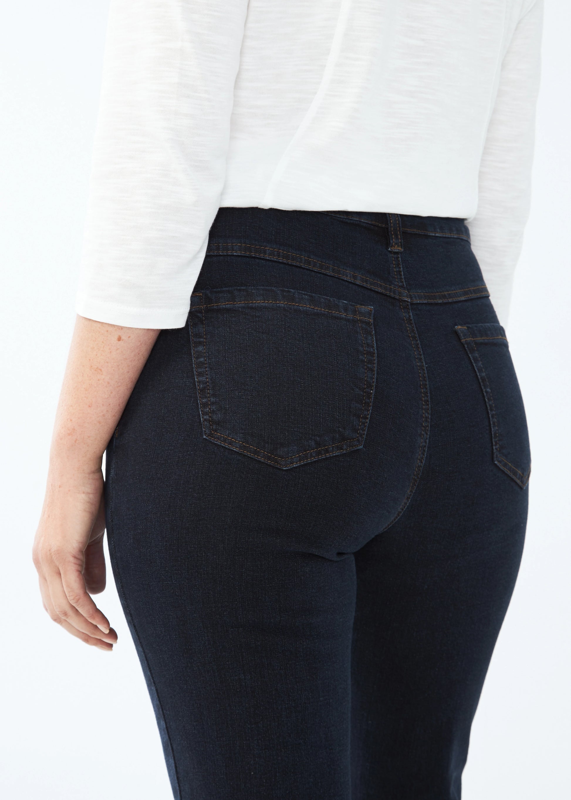 Hannahs Of Erin| Erin Ontario|FDJ | Petite Suzanne Straight Leg| colour Midnight (dark indigo wash)FDJ Petite Suzanne Straight Leg women’s jeans in PDR denim with medium stretch, high-rise 10.5" rise, 30" inseam, straight leg cut, classic five-pocket styling, and exclusive WONDERWAIST slimming panel, crafted from 96% cotton and 4% Lycra.