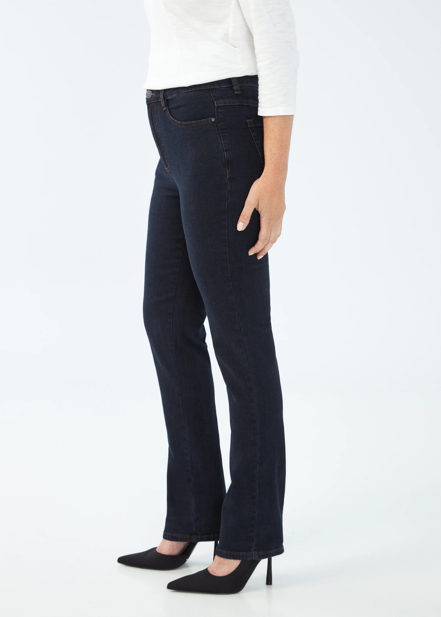 Hannahs Of Erin| Erin Ontario|FDJ | Petite Suzanne Straight Leg| colour Midnight (dark indigo wash)FDJ Petite Suzanne Straight Leg women’s jeans in PDR denim with medium stretch, high-rise 10.5" rise, 30" inseam, straight leg cut, classic five-pocket styling, and exclusive WONDERWAIST slimming panel, crafted from 96% cotton and 4% Lycra.