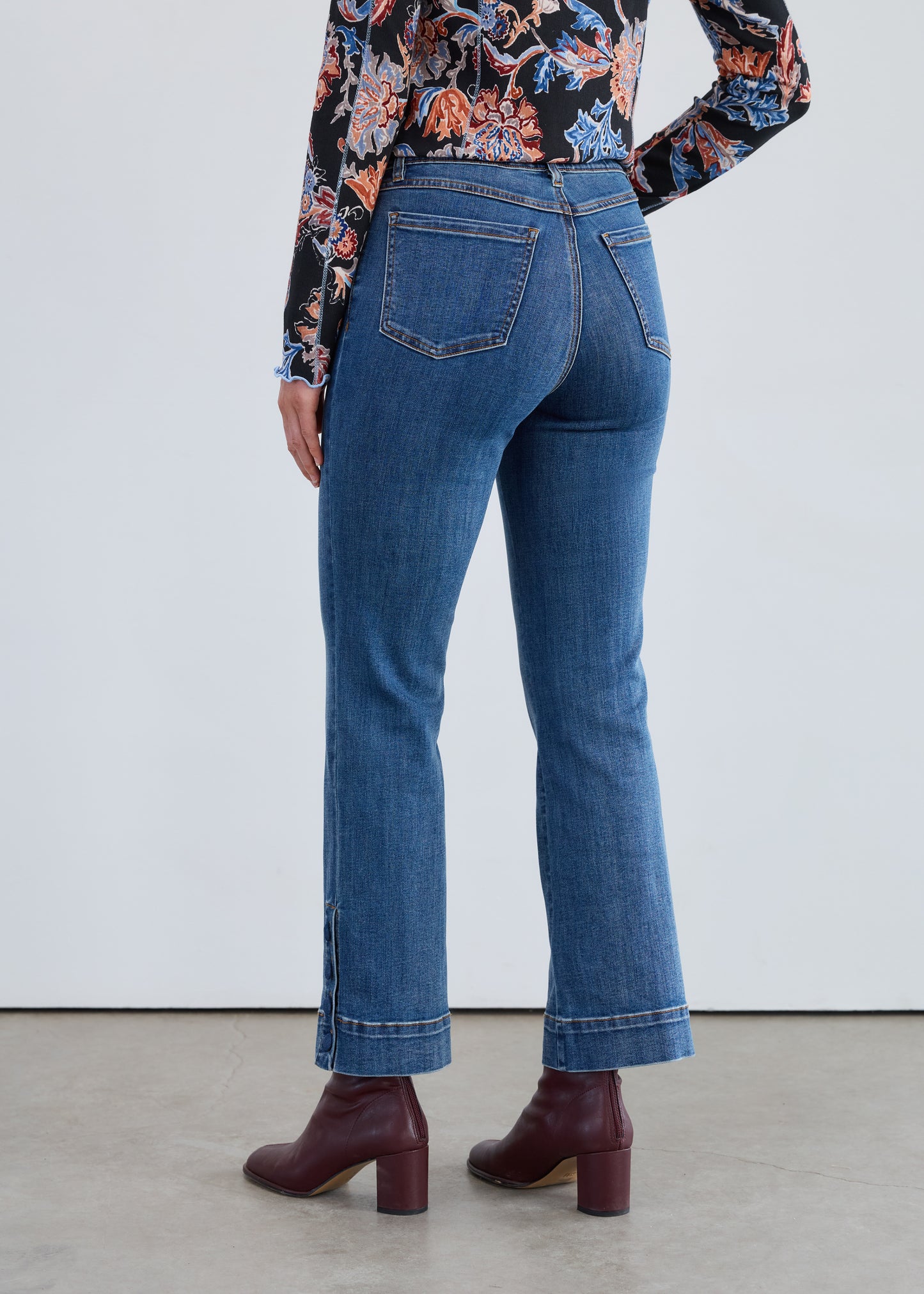 Hannahs Of Erin | Erin Ontario |FDJ |Pull-On Boot Ankle Denim, Dark Vintage wash

With a flattering bootcut shape and ankle-grazing length, this pull-on denim features chic fabric-covered buttons at the hem and practical pockets—because great style should never compromise function.

Inseam: 28"
Rise: Mid-Rise, 9"-11" (size 0-18)
Fit: Pull-On
Leg Shape: Bootcut
72% Cotton, 24% Polyester, 3% Viscose, 1% Elastane.