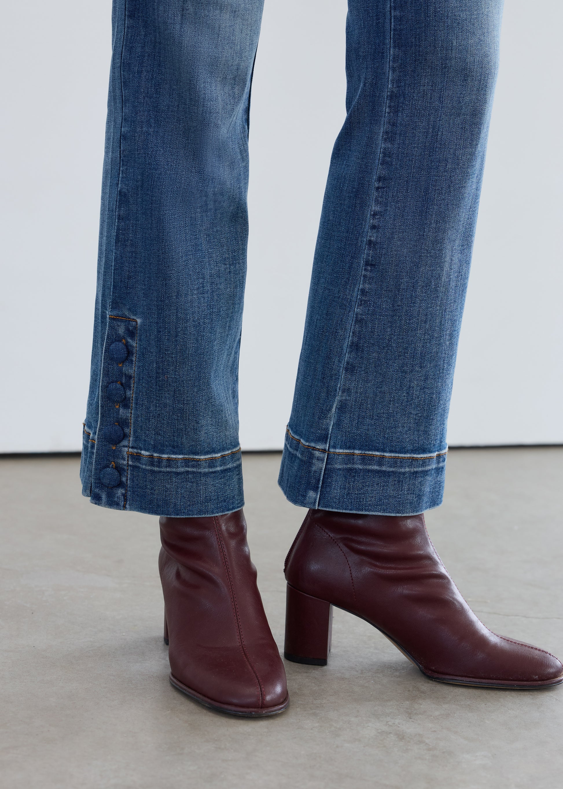 Hannahs Of Erin | Erin Ontario |FDJ |Pull-On Boot Ankle Denim, Dark Vintage wash

With a flattering bootcut shape and ankle-grazing length, this pull-on denim features chic fabric-covered buttons at the hem and practical pockets—because great style should never compromise function.

Inseam: 28"
Rise: Mid-Rise, 9"-11" (size 0-18)
Fit: Pull-On
Leg Shape: Bootcut
72% Cotton, 24% Polyester, 3% Viscose, 1% Elastane.