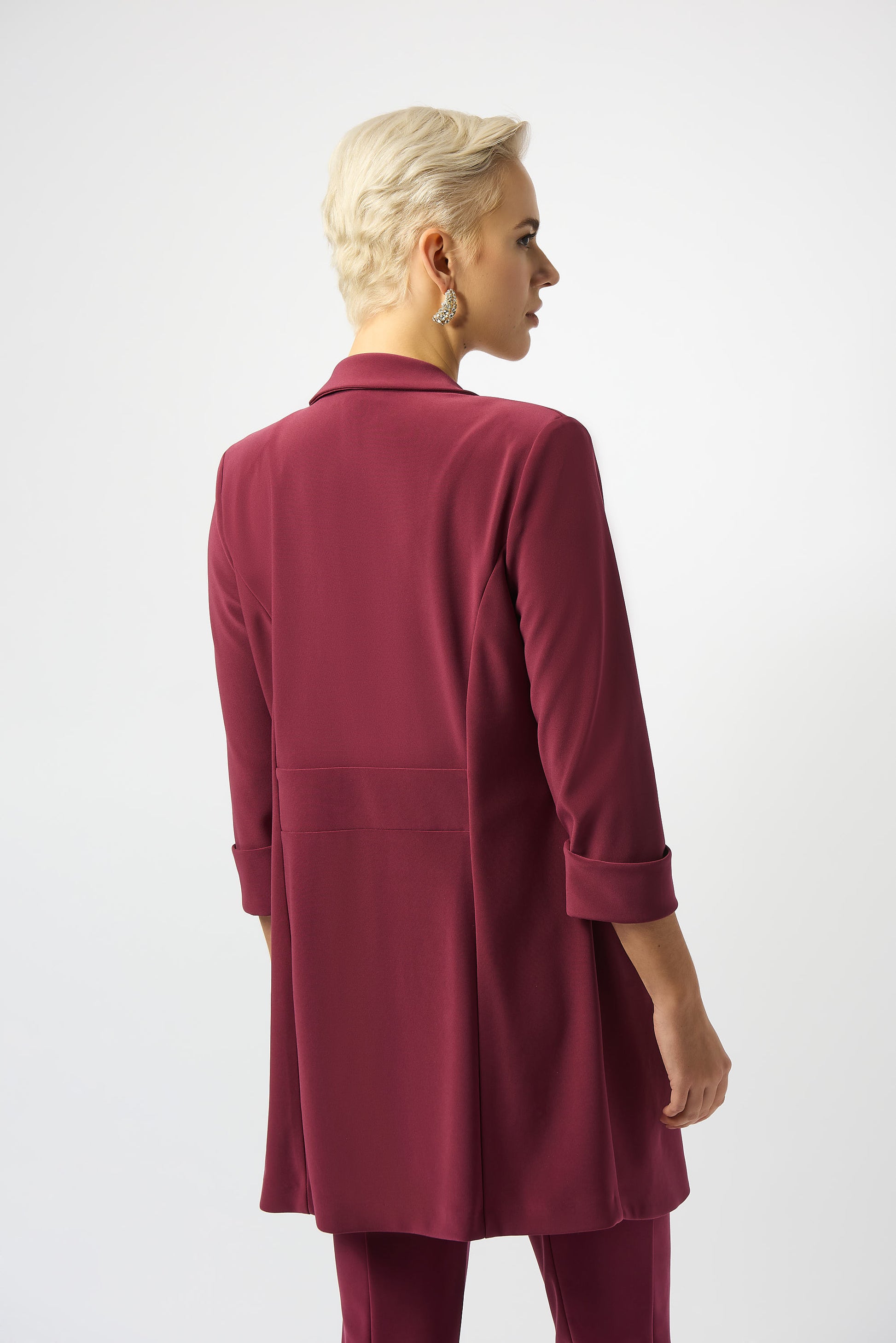 Hannahs Of Erin| Erin Ontario | Joseph Ribkoff | Long Open Front Blazer – Merlot |Joseph Ribkoff long open front blazer in rich merlot with notched collar and three-quarter cuff sleeves, made from breathable interlock twist yarn fabric, perfect for workwear and evening events.