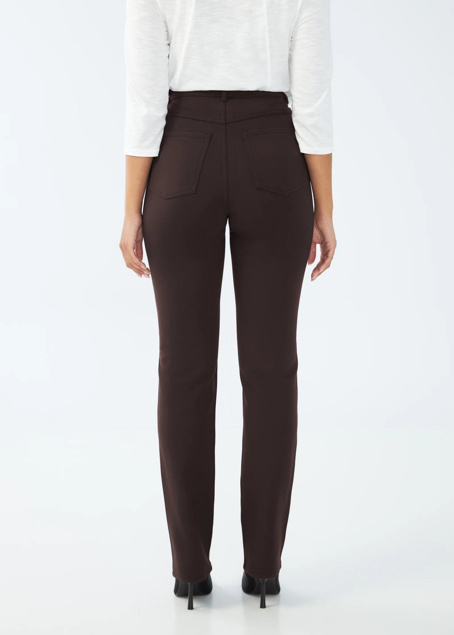 Hannahs_Of_Erin_Erin_Ontario| SUZANNE STRAIGHT LEG Pant|FDJ Suzanne Straight Leg women’s pants in brown PDR fabric with high-rise 10.5" rise, 32" inseam, straight leg cut, and exclusive WONDERWAIST slimming panel, crafted from 69% viscose, 27% nylon, and 4% elastane for a sleek, comfortable fit.
