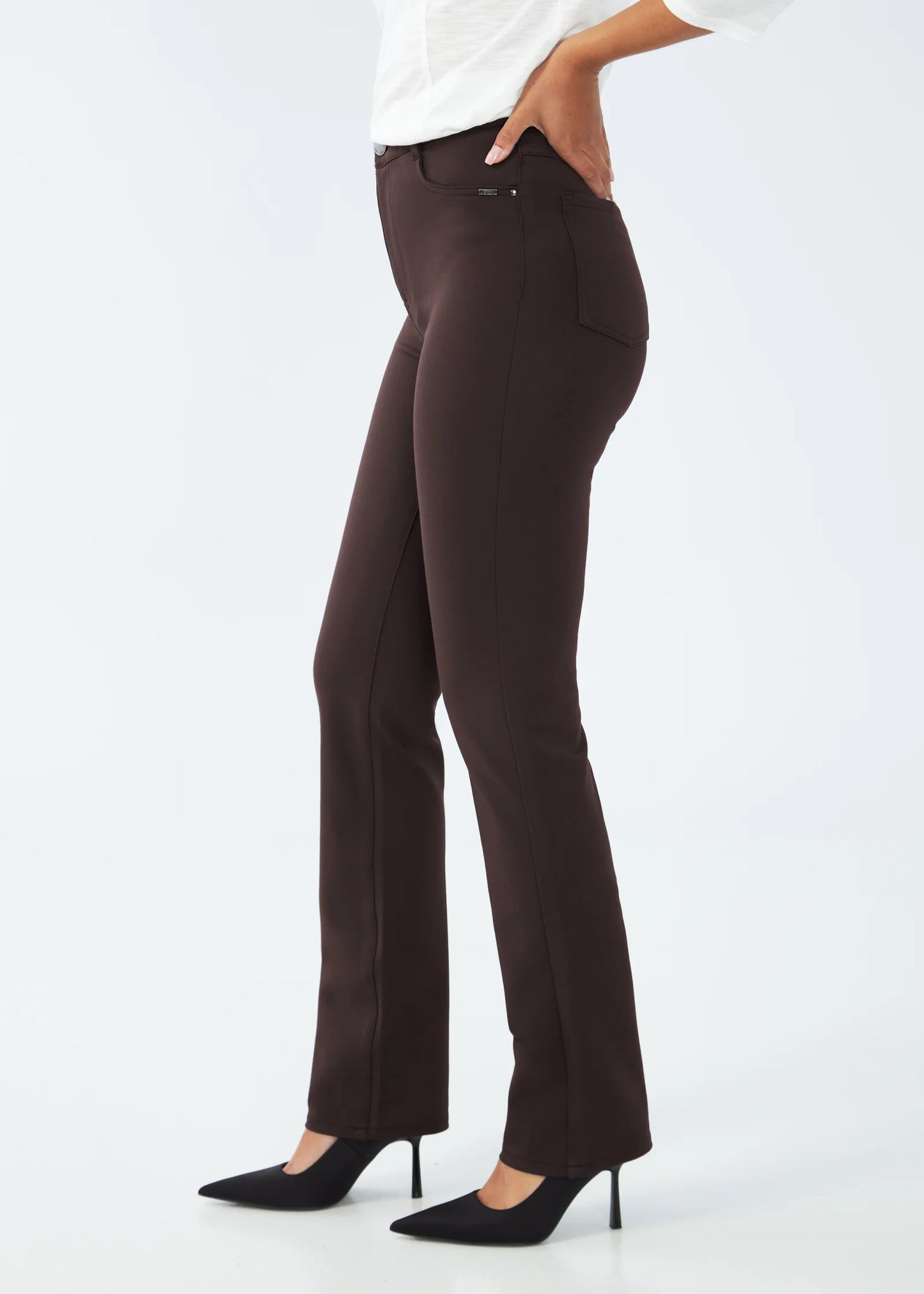 Hannahs_Of_Erin_Erin_Ontario| SUZANNE STRAIGHT LEG Pant|FDJ Suzanne Straight Leg women’s pants in brown PDR fabric with high-rise 10.5" rise, 32" inseam, straight leg cut, and exclusive WONDERWAIST slimming panel, crafted from 69% viscose, 27% nylon, and 4% elastane for a sleek, comfortable fit.
