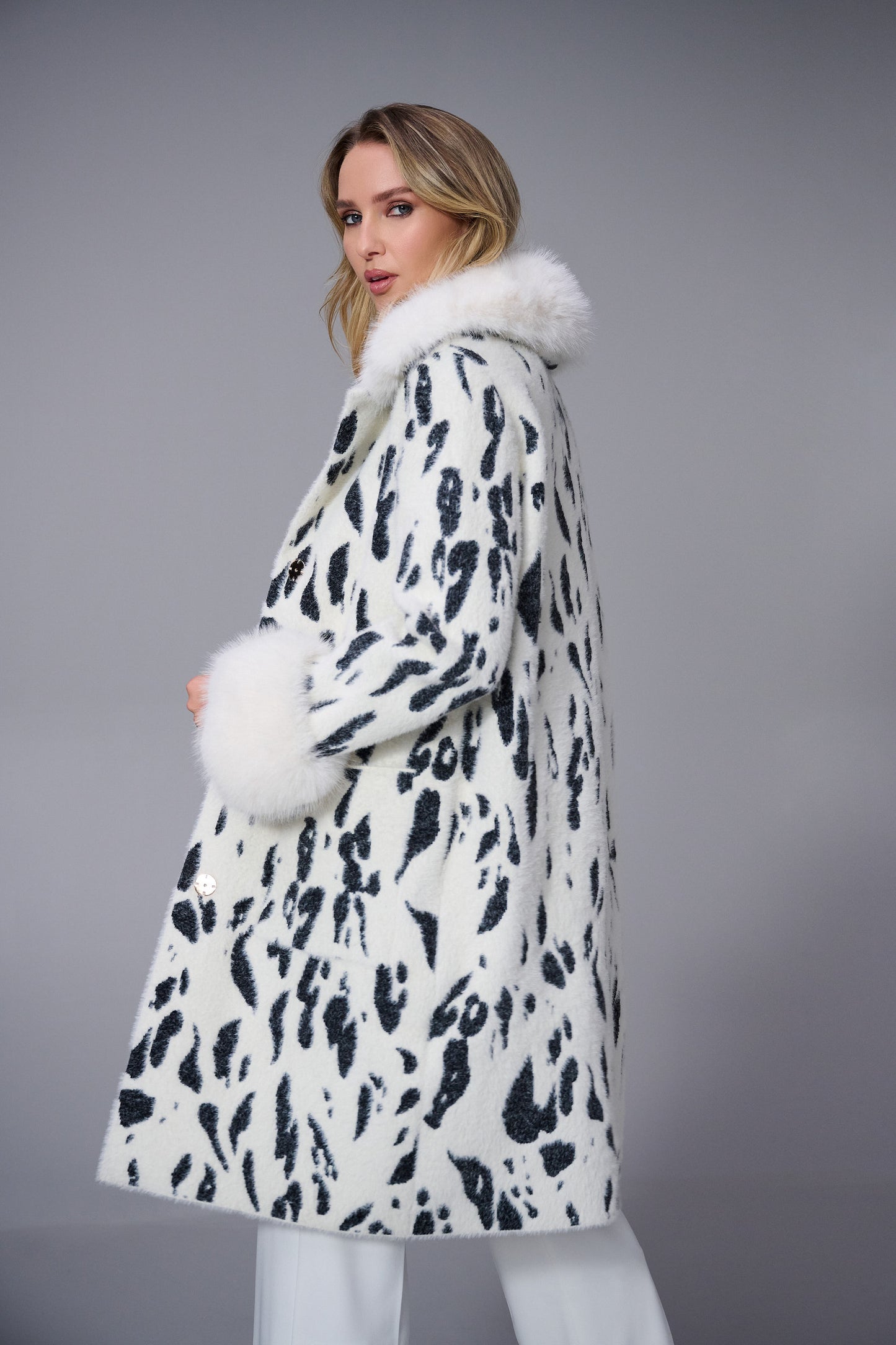 Joseph Ribkoff | Feather Yarn Animal Jacquard Coat with Faux Fur Trim| colour Winter White/Black
67% Nylon, 33% Polyester
Feather yarn sweater knit and faux fur
Animal print
Notched collar with faux fur trim
Long straight sleeves with faux fur cuffs
Unlined