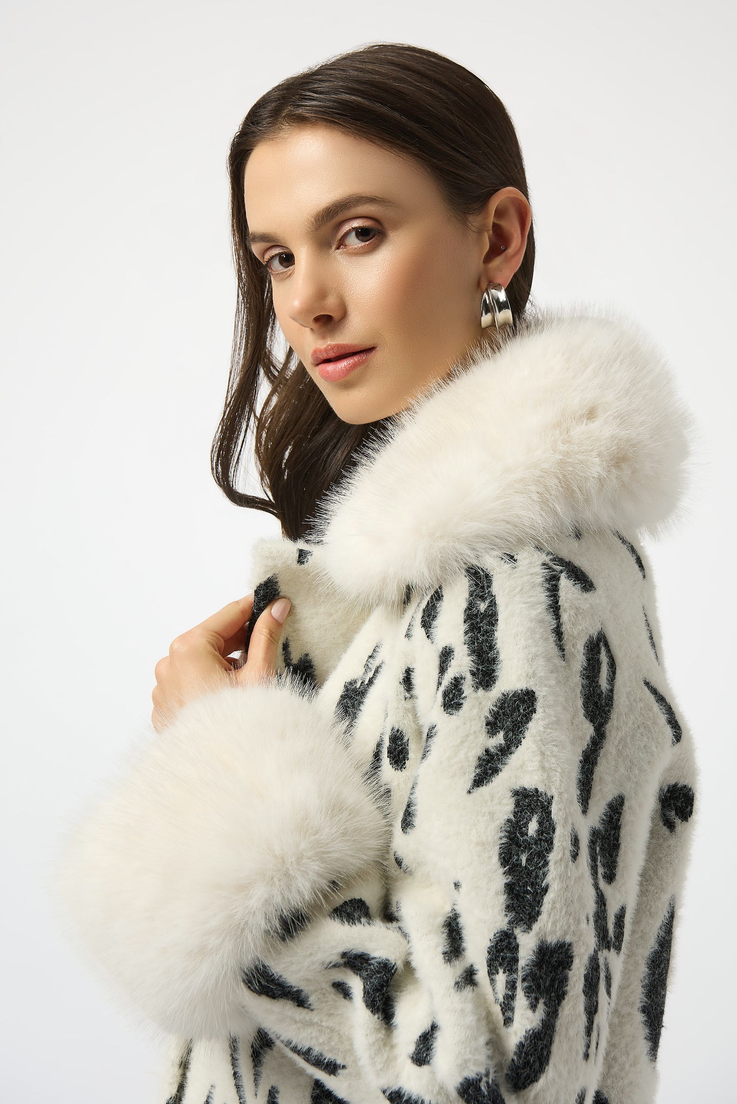 Joseph Ribkoff | Feather Yarn Animal Jacquard Coat with Faux Fur Trim| colour Winter White/Black
67% Nylon, 33% Polyester
Feather yarn sweater knit and faux fur
Animal print
Notched collar with faux fur trim
Long straight sleeves with faux fur cuffs
Unlined