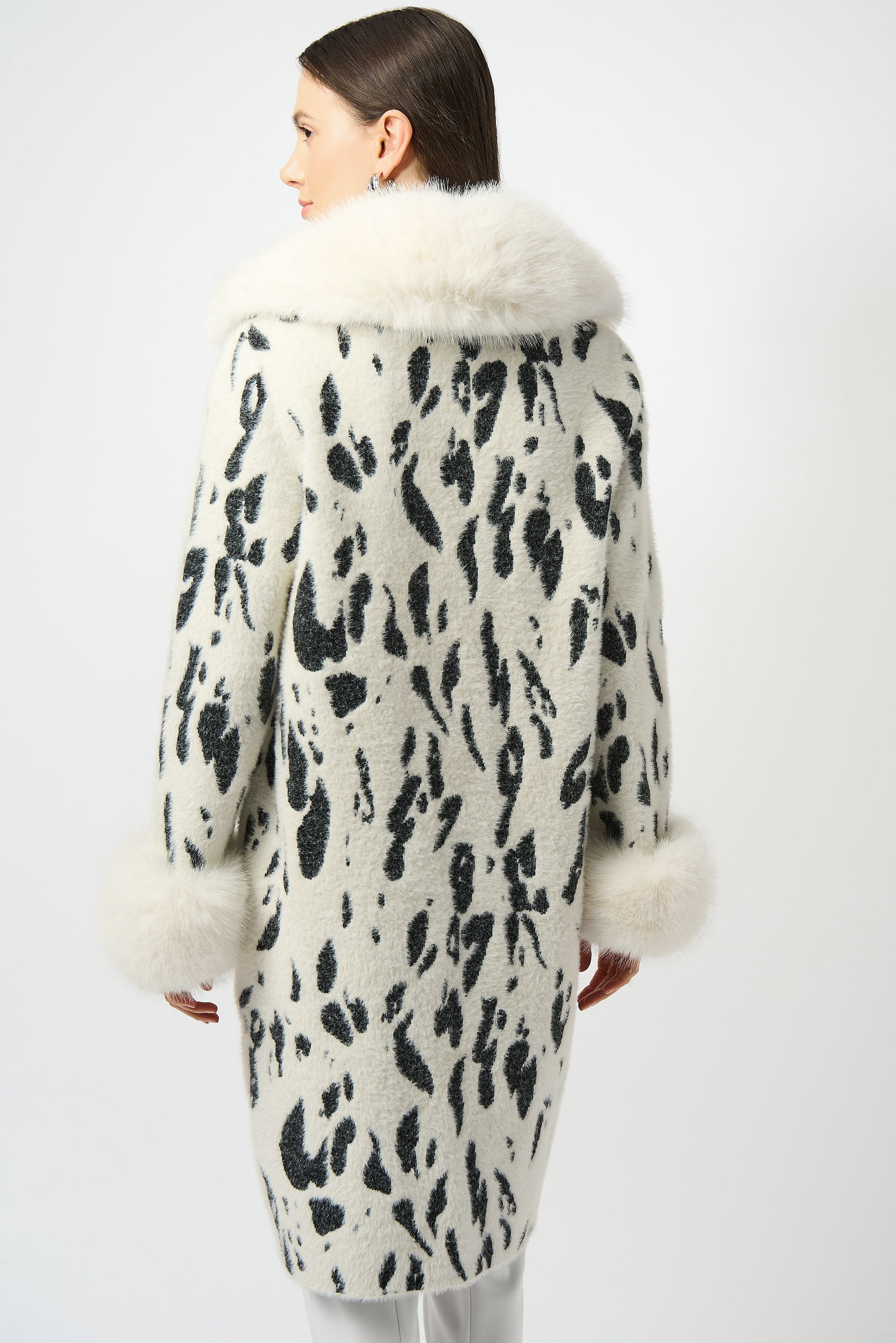 Joseph Ribkoff | Feather Yarn Animal Jacquard Coat with Faux Fur Trim| colour Winter White/Black
67% Nylon, 33% Polyester
Feather yarn sweater knit and faux fur
Animal print
Notched collar with faux fur trim
Long straight sleeves with faux fur cuffs
Unlined