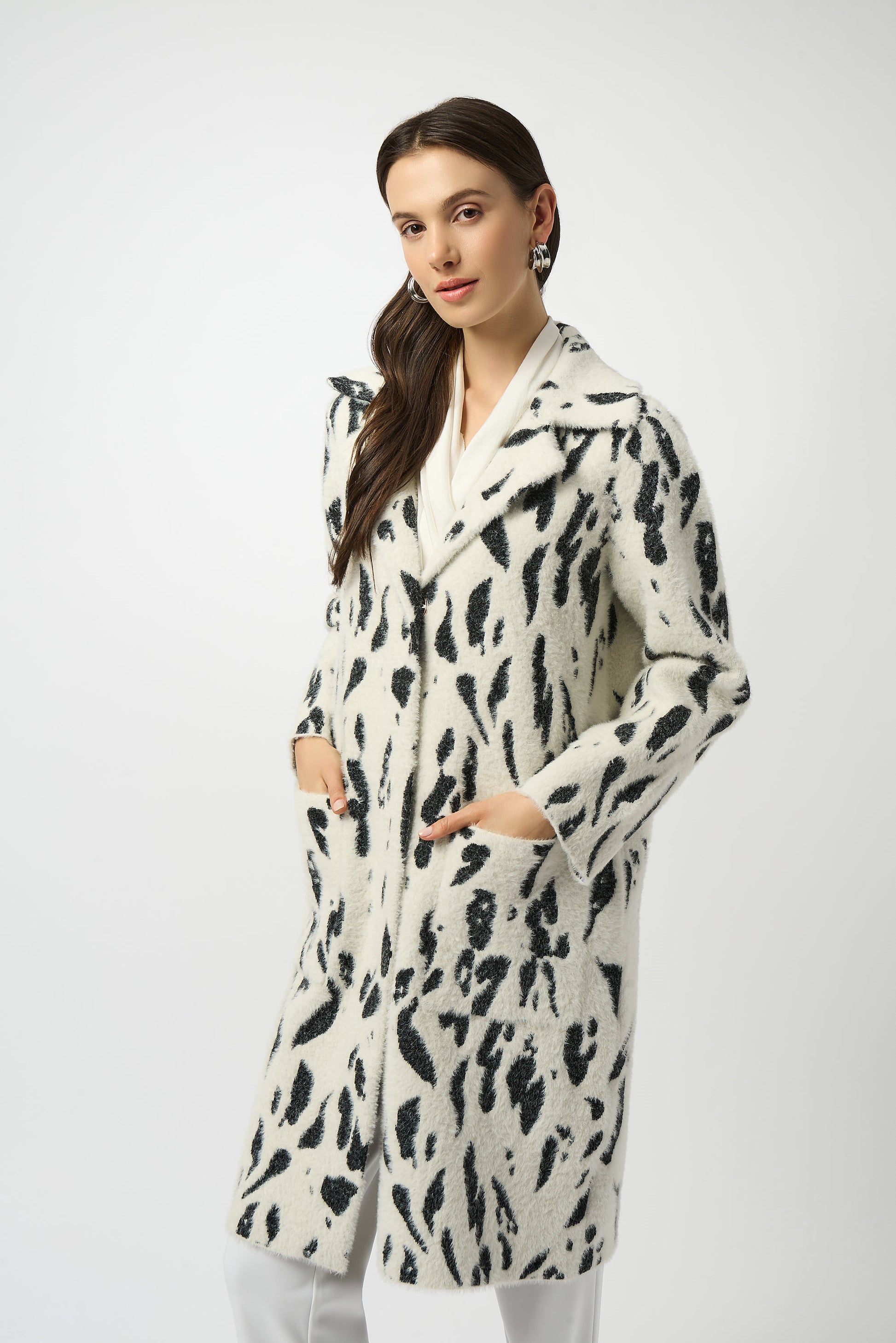 Joseph Ribkoff | Feather Yarn Animal Jacquard Coat with Faux Fur Trim| colour Winter White/Black
67% Nylon, 33% Polyester
Feather yarn sweater knit and faux fur
Animal print
Notched collar with faux fur trim
Long straight sleeves with faux fur cuffs
Unlined