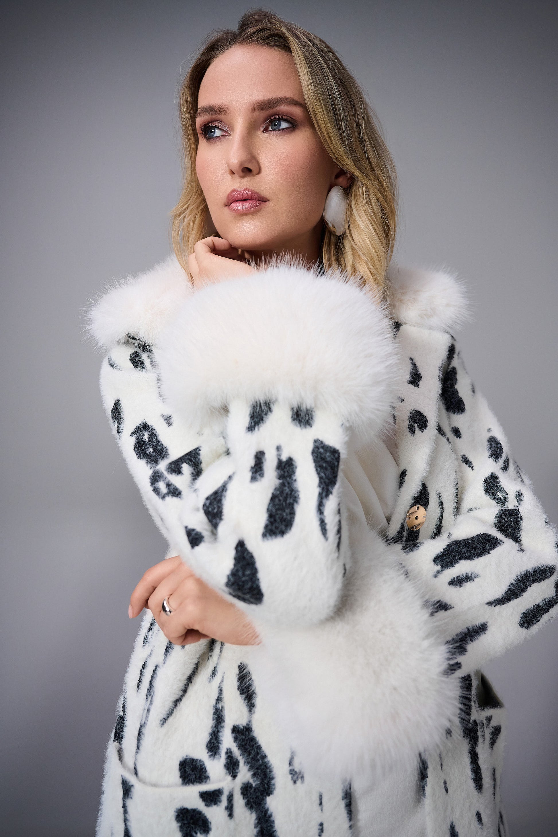 Joseph Ribkoff | Feather Yarn Animal Jacquard Coat with Faux Fur Trim| colour Winter White/Black
67% Nylon, 33% Polyester
Feather yarn sweater knit and faux fur
Animal print
Notched collar with faux fur trim
Long straight sleeves with faux fur cuffs
Unlined